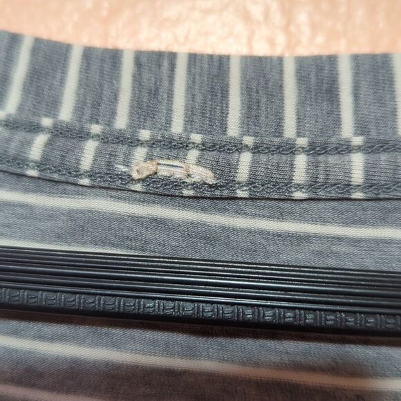 Lululemon classic v-neck stripe grey tshirt sz 4 (estimated) - Picture 4 of 6